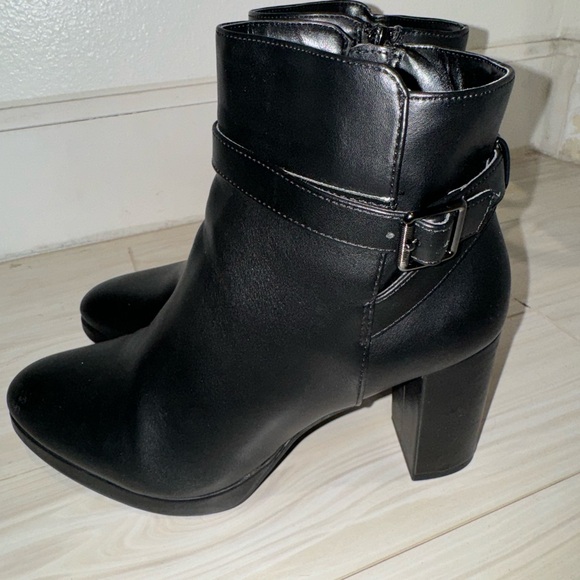 Kelly & Katie Gavan Black Leather Booties (10) - Picture 4 of 8